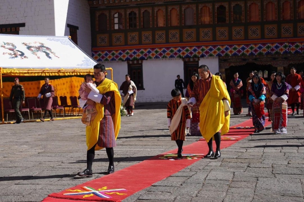 Diện mạo tiểu công chúa Bhutan chính thức được hé lộ sau 3 tháng, lập tức khiến dân mạng lịm tim vì quá dễ thương - Ảnh 1.