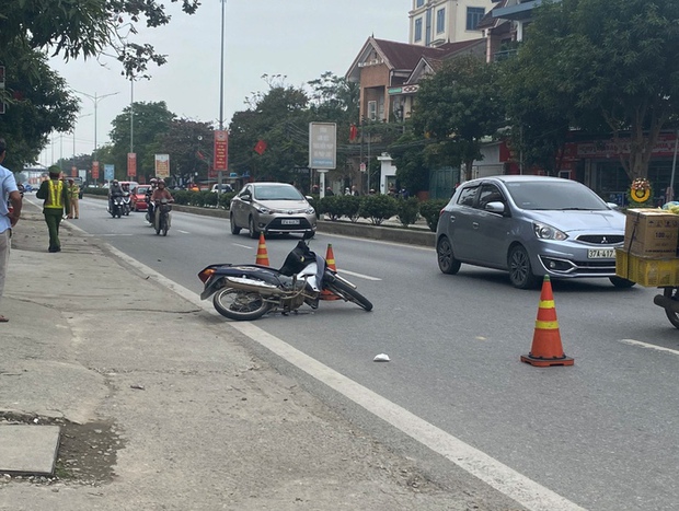 Một cảnh sát giao thông bị nam thanh niên lao xe máy vào người khi kiểm tra nồng độ cồn - Ảnh 2.