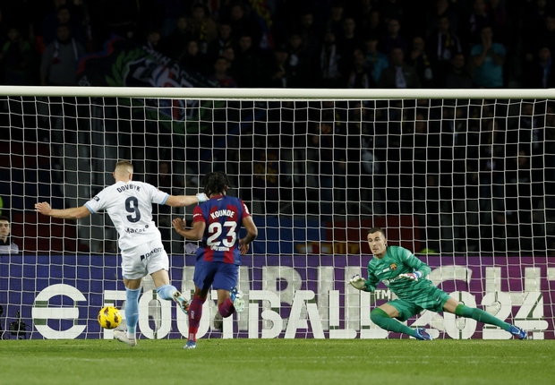 Girona đánh bại Barca trong trận cầm cự kịch tính, chiếm ngôi đầu La Liga