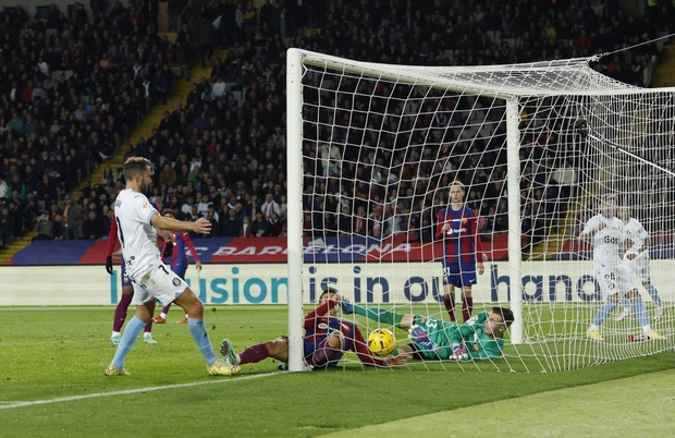 Girona đánh bại Barca trong trận cầm cự kịch tính, chiếm ngôi đầu La Liga