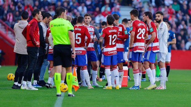 CĐV mất mạng trên khán đài, La Liga hủy trận đấu
