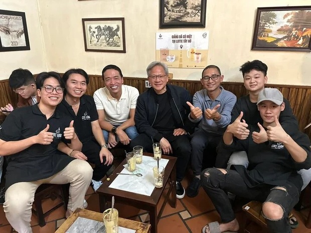 CEO Nvidia đến Việt Nam không chỉ ăn phở, uống cafe: Sẽ có chuyển giao công nghệ và xây tổ đại bàng? - Ảnh 1.