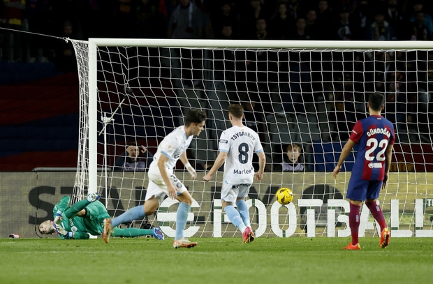 Girona đánh bại Barca trong trận cầm cự kịch tính, chiếm ngôi đầu La Liga