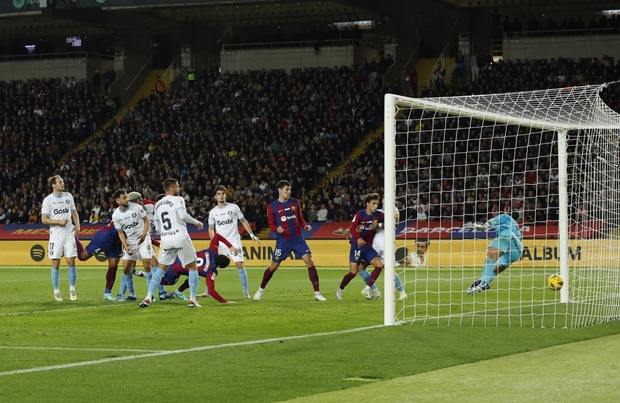 Girona đánh bại Barca trong trận cầm cự kịch tính, chiếm ngôi đầu La Liga
