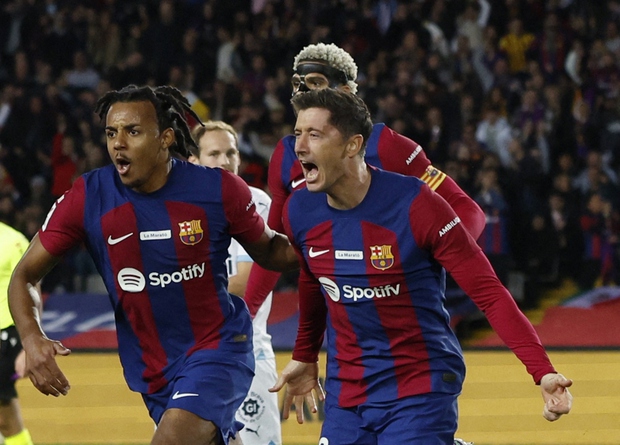 Girona đánh bại Barca trong trận cầm cự kịch tính, chiếm ngôi đầu La Liga