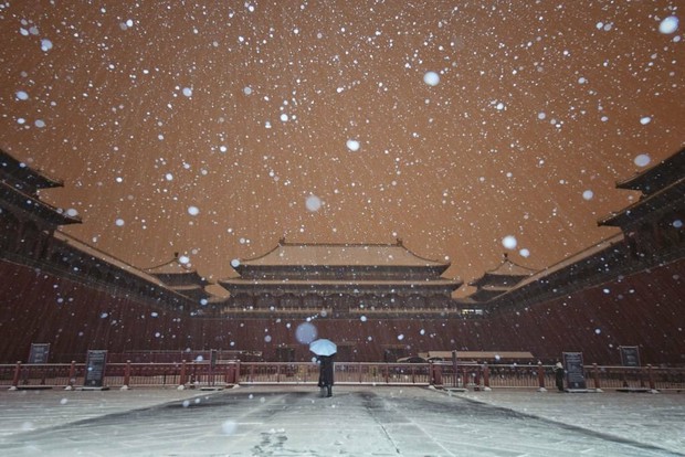 Trung Quốc: Tuyết đầu mùa bao phủ tạo nên cảnh tượng đẹp đến nao lòng tại Tử Cấm Thành - Ảnh 12.
