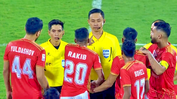 Trọng tài Ngô Duy Lân bị áp đảo trong lúc thi đấu tại AFC Cup