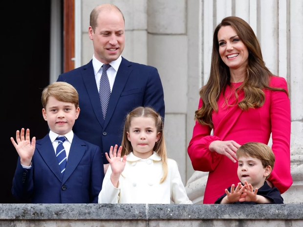 Thiệp Giáng sinh năm 2023 của William và Kate gửi đi một thông điệp mạnh mẽ về tình thân gia đình, người hâm mộ dễ dàng thấu hiểu - Ảnh 2.