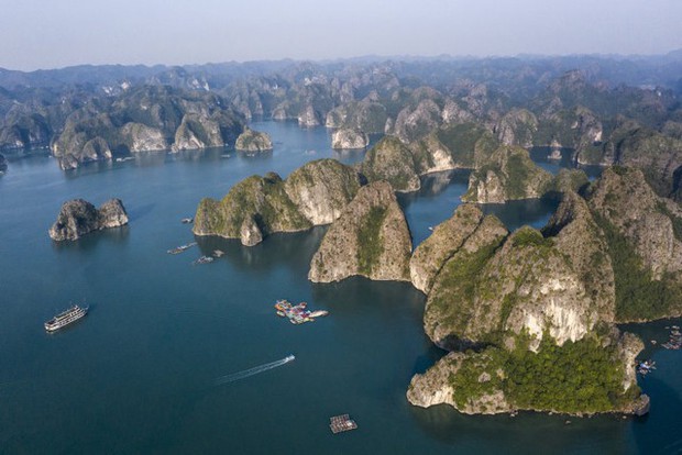 Báo quốc tế ca ngợi Vịnh Lan Hạ là một trong những điểm đến có cảnh biển đẹp nhất Trái đất - Ảnh 1. Báo quốc tế ca ngợi Vịnh Lan Hạ là một trong những điểm đến có cảnh biển đẹp nhất Trái đất - Ảnh 1.