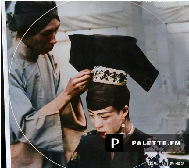 Bộ ảnh ghi lại cận cảnh quá trình xuất giá của tiểu thư quý tộc nhà Thanh: Ấn tượng mũ đội đầu của cô dâu - Ảnh 2.