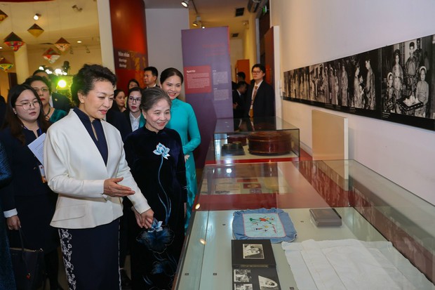 Phu nhân Tổng Bí thư Nguyễn Phú Trọng và Phu nhân Tổng Bí thư, Chủ tịch nước Tập Cận Bình thăm Bảo tàng Phụ nữ Việt Nam - Ảnh 3.