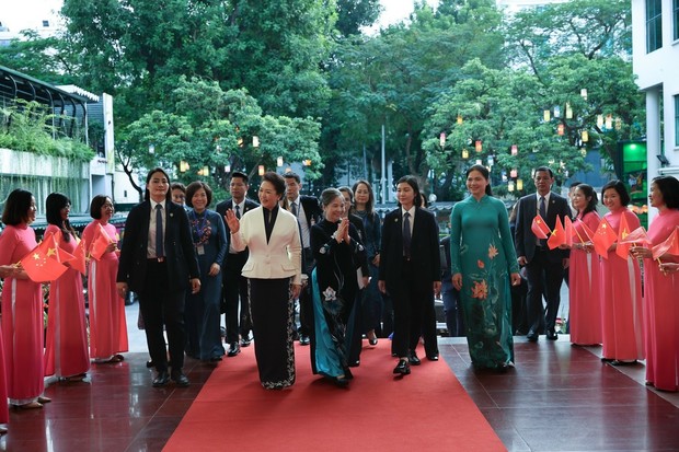 Phu nhân Tổng Bí thư Nguyễn Phú Trọng và Phu nhân Tổng Bí thư, Chủ tịch nước Tập Cận Bình thăm Bảo tàng Phụ nữ Việt Nam - Ảnh 2.