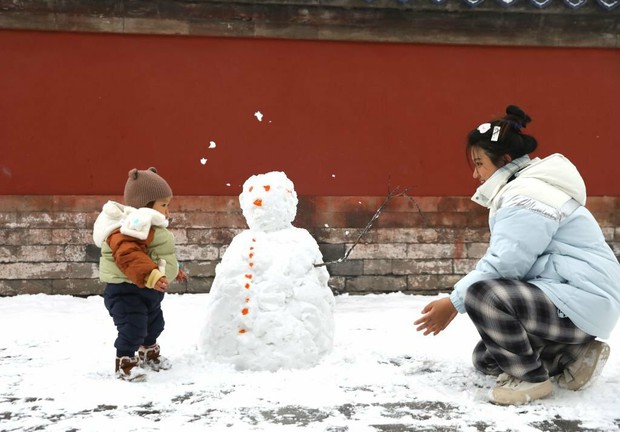 Trung Quốc: Tuyết đầu mùa bao phủ tạo nên cảnh tượng đẹp đến nao lòng tại Tử Cấm Thành - Ảnh 5.
