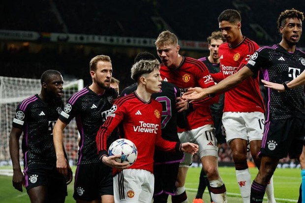 Cầu thủ trẻ Man Utd và Bayern Munich có cuộc va chạm gây tranh cãi