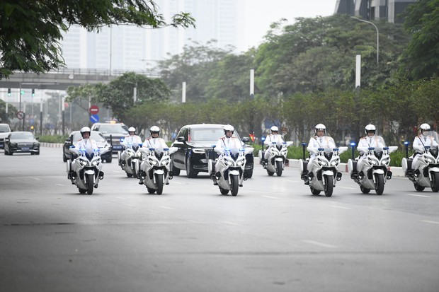 Đoàn xe hộ tống Tổng Bí thư, Chủ tịch Trung Quốc Tập Cận Bình trên đường phố Hà Nội sáng nay - Ảnh 3.