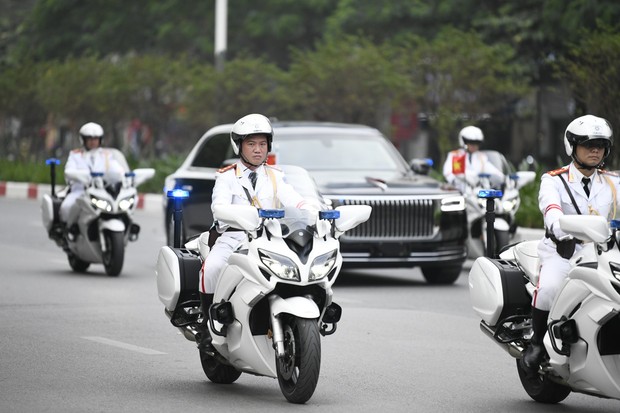 Đoàn xe hộ tống Tổng Bí thư, Chủ tịch Trung Quốc Tập Cận Bình trên đường phố Hà Nội sáng nay - Ảnh 2.