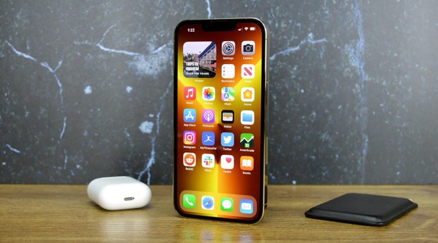 Apple đang có một “lỗ hổng” 500 USD trong dải sản phẩm của mình và các hãng Android đang thi nhau lấp đầy chỗ trống - Ảnh 1.