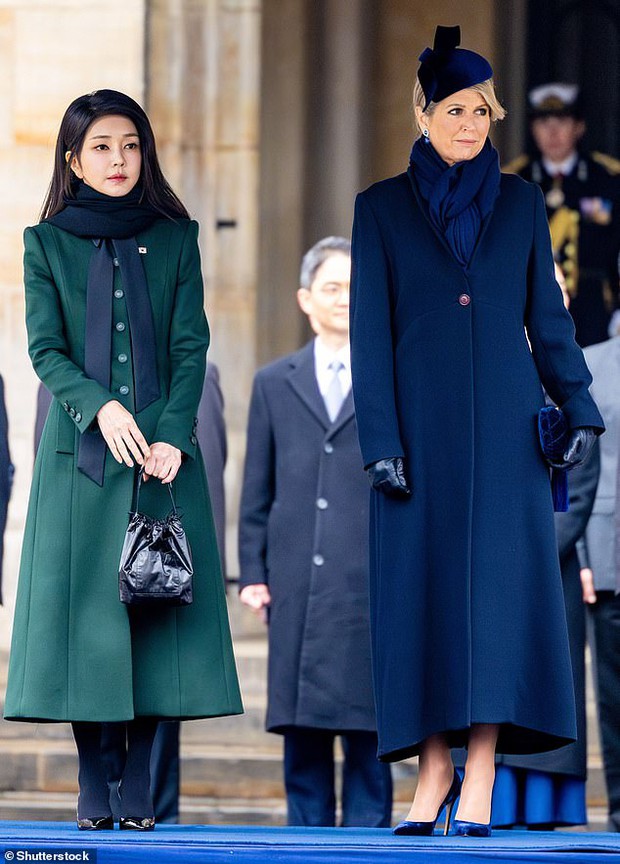 Hoàng gia châu Âu mở quốc yến tiếp vợ chồng Tổng thống Hàn Quốc, phu nhân Kim Keon-hee và Hoàng hậu Máxima gây chú ý - Ảnh 2.