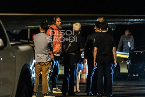 Hot 100 độ: Maroon 5 đổ bộ Phú Quốc bằng chuyên cơ giữa đêm, thủ lĩnh Adam Levine thần thái siêu sao áp đảo - Ảnh 7.