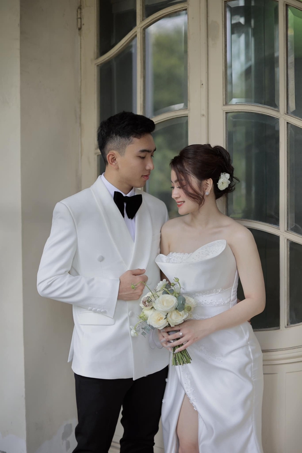 Thần đồng bóng đá Việt Nam bất ngờ đính hôn