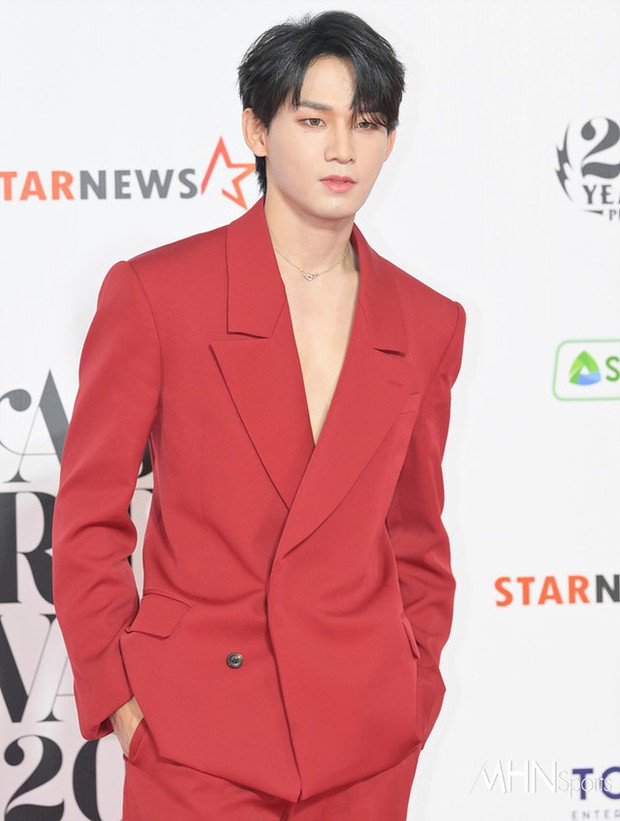 Siêu thảm đỏ AAA 2023: Trận đấu visual khắc tinh giữa Jang Won Young, Jae Joong, và Suho
