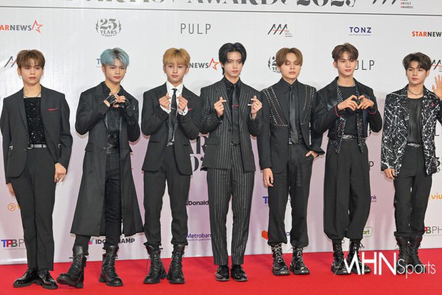 Siêu thảm đỏ AAA 2023: Trận đấu visual khắc tinh giữa Jang Won Young, Jae Joong, và Suho