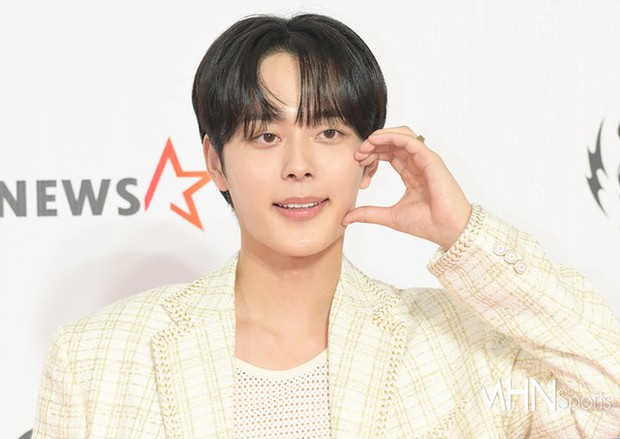 Siêu thảm đỏ AAA 2023: Trận đấu visual khắc tinh giữa Jang Won Young, Jae Joong, và Suho