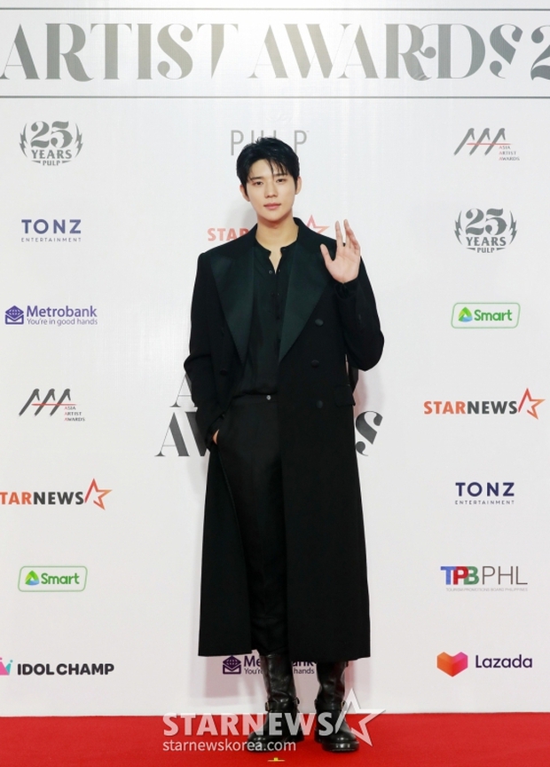 Siêu thảm đỏ AAA 2023: Trận đấu visual khắc tinh giữa Jang Won Young, Jae Joong, và Suho
