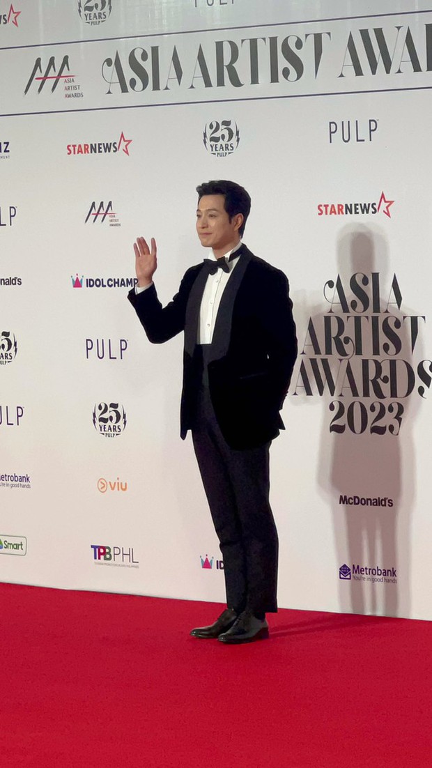 Siêu thảm đỏ AAA 2023: Trận đấu visual khắc tinh giữa Jang Won Young, Jae Joong, và Suho