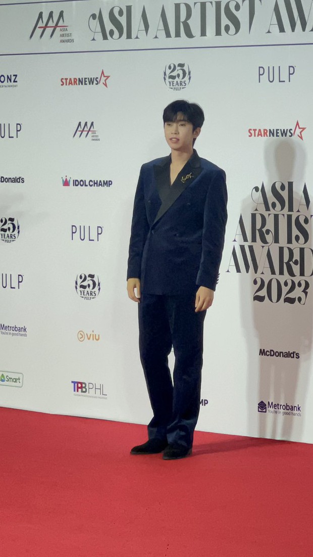 Siêu thảm đỏ AAA 2023: Trận đấu visual khắc tinh giữa Jang Won Young, Jae Joong, và Suho