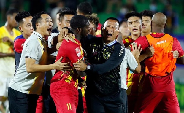 CLB Bình Định bị phạt nặng sau vụ hỗn loạn tại sân Quy Nhơn
