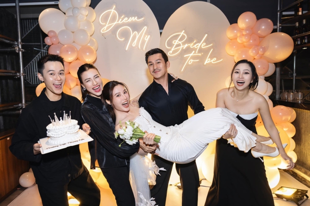 Sự kiện độc thân của Diễm My 9x gây chú ý: Vẻ đẹp hoàn hảo của cô dâu, sự xuất hiện nổi bật của mẹ cô Nhã Phương trong hàng loạt mỹ nhân Vbiz