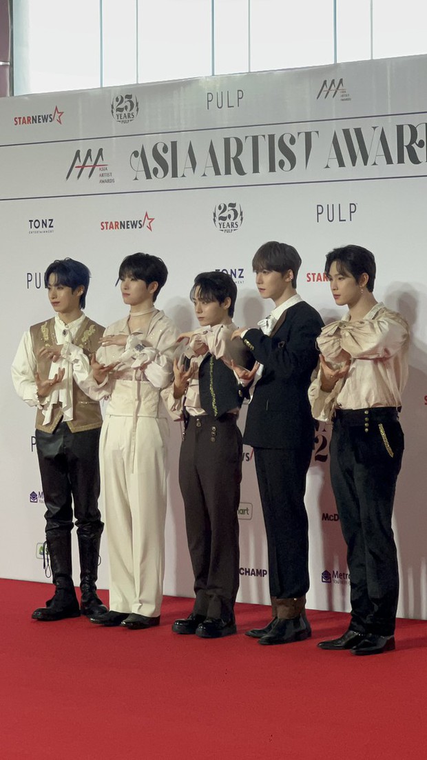 Siêu thảm đỏ AAA 2023: Trận đấu visual khắc tinh giữa Jang Won Young, Jae Joong, và Suho