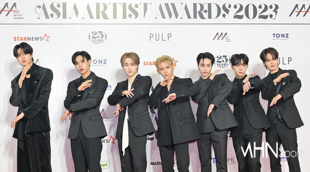 Siêu thảm đỏ AAA 2023: Trận đấu visual khắc tinh giữa Jang Won Young, Jae Joong, và Suho