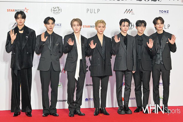 Siêu thảm đỏ AAA 2023: Trận đấu visual khắc tinh giữa Jang Won Young, Jae Joong, và Suho
