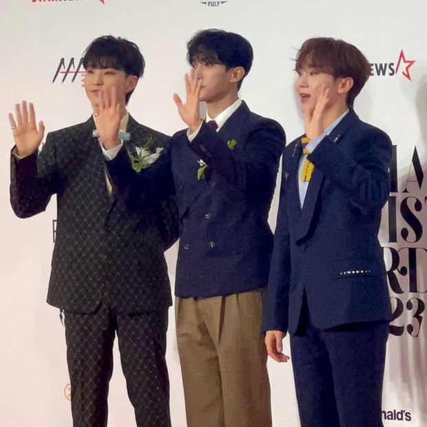 Siêu thảm đỏ AAA 2023: Trận đấu visual khắc tinh giữa Jang Won Young, Jae Joong, và Suho