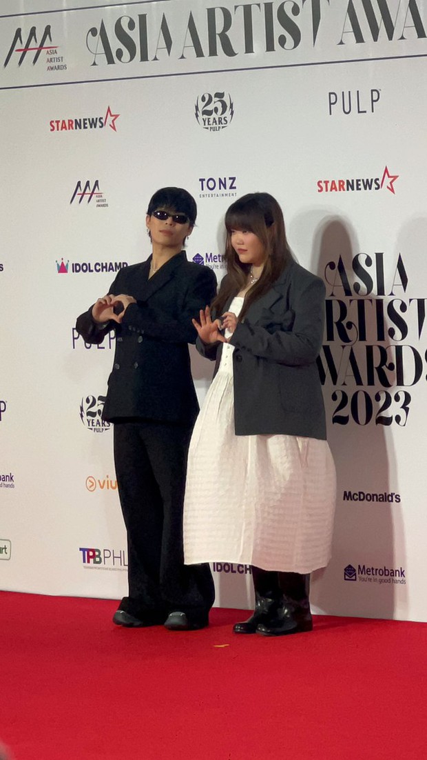 Siêu thảm đỏ AAA 2023: Trận đấu visual khắc tinh giữa Jang Won Young, Jae Joong, và Suho