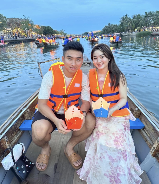 Thần đồng bóng đá Việt Nam bất ngờ đính hôn
