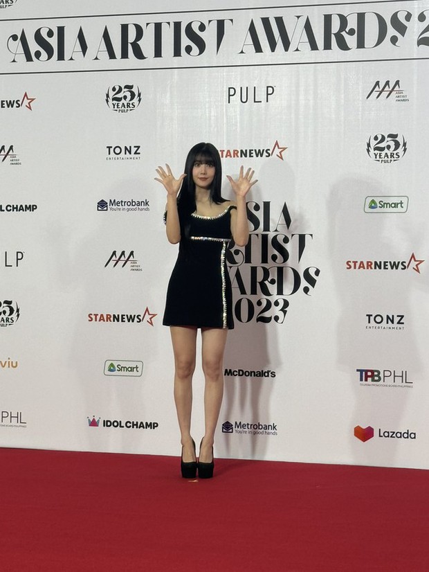 Siêu thảm đỏ AAA 2023: Trận đấu visual khắc tinh giữa Jang Won Young, Jae Joong, và Suho