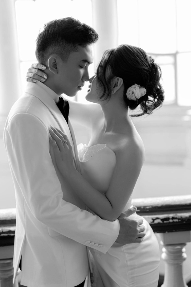 Thần đồng bóng đá Việt Nam bất ngờ đính hôn