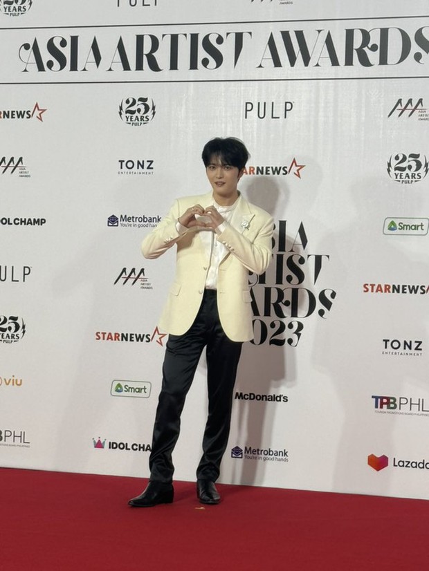 Siêu thảm đỏ AAA 2023: Trận đấu visual khắc tinh giữa Jang Won Young, Jae Joong, và Suho
