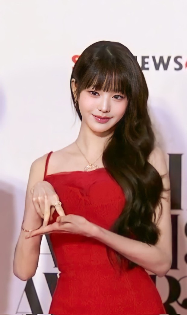 Siêu thảm đỏ AAA 2023: Trận đấu visual khắc tinh giữa Jang Won Young, Jae Joong, và Suho