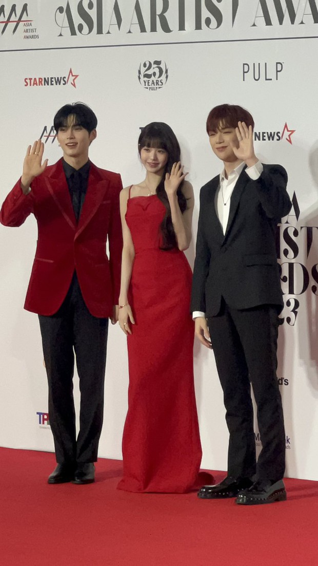 Siêu thảm đỏ AAA 2023: Trận đấu visual khắc tinh giữa Jang Won Young, Jae Joong, và Suho