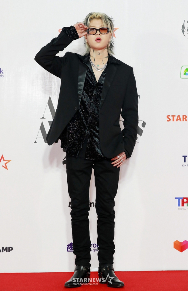 Siêu thảm đỏ AAA 2023: Trận đấu visual khắc tinh giữa Jang Won Young, Jae Joong, và Suho