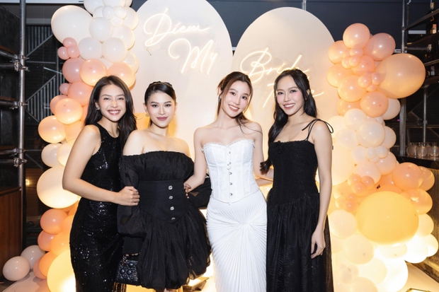 Sự kiện độc thân của Diễm My 9x gây chú ý: Vẻ đẹp hoàn hảo của cô dâu, sự xuất hiện nổi bật của mẹ cô Nhã Phương trong hàng loạt mỹ nhân Vbiz