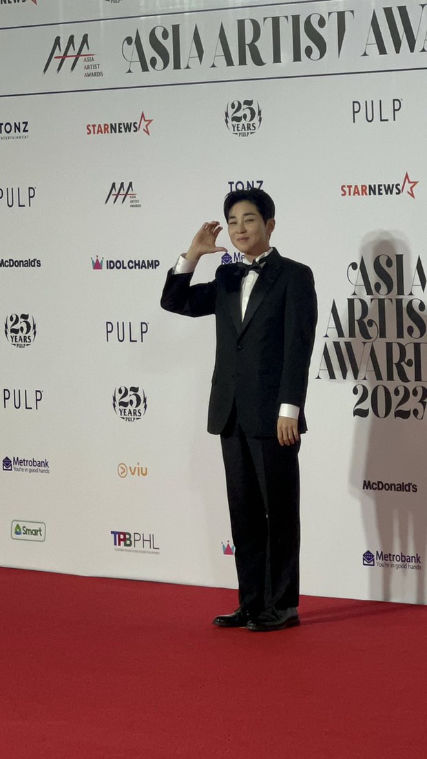 Siêu thảm đỏ AAA 2023: Trận đấu visual khắc tinh giữa Jang Won Young, Jae Joong, và Suho