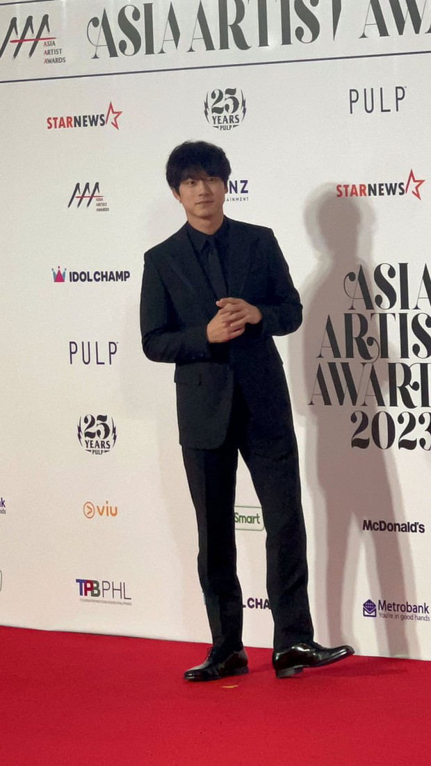 Siêu thảm đỏ AAA 2023: Trận đấu visual khắc tinh giữa Jang Won Young, Jae Joong, và Suho
