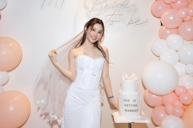 Sự kiện độc thân của Diễm My 9x gây chú ý: Vẻ đẹp hoàn hảo của cô dâu, sự xuất hiện nổi bật của mẹ cô Nhã Phương trong hàng loạt mỹ nhân Vbiz