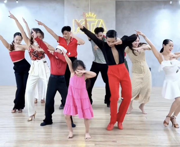 Bé Kubi - Anna nhà Khánh Thi Phan Hiển vui mừng chia sẻ tin vui mang bầu con trai bé thứ 4