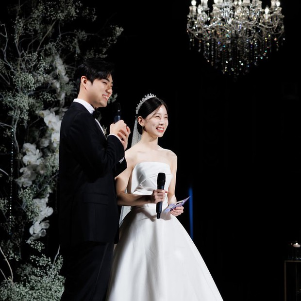 Ngắm tận hưởng khoảnh khắc lễ cưới tuyệt đẹp của huyền thoại SKT T1 và nữ MC nổi tiếng nhất LCK